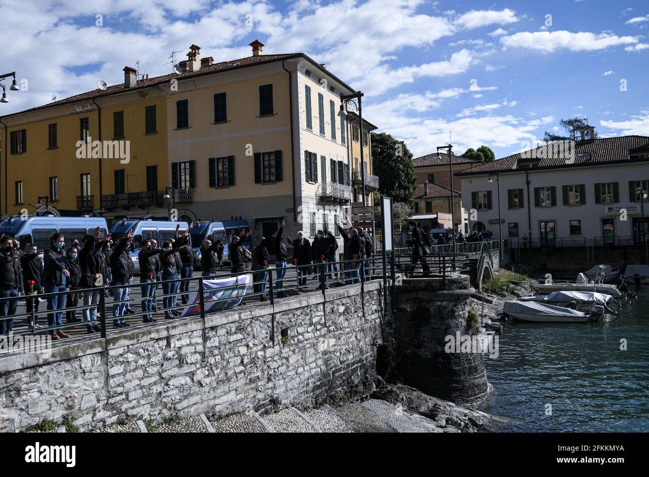 Dongo, Italie. 02 mai 2021. Les partisans d'extrême droite commémorent la mort de Benito Mussolini et de sa maîtresse Claretta Petacci et d'autres leaders fascistes à Dongo, Italie, le 2 mai 2021 crédit: Piero Cruciatti/Alay Live News Banque D'Images