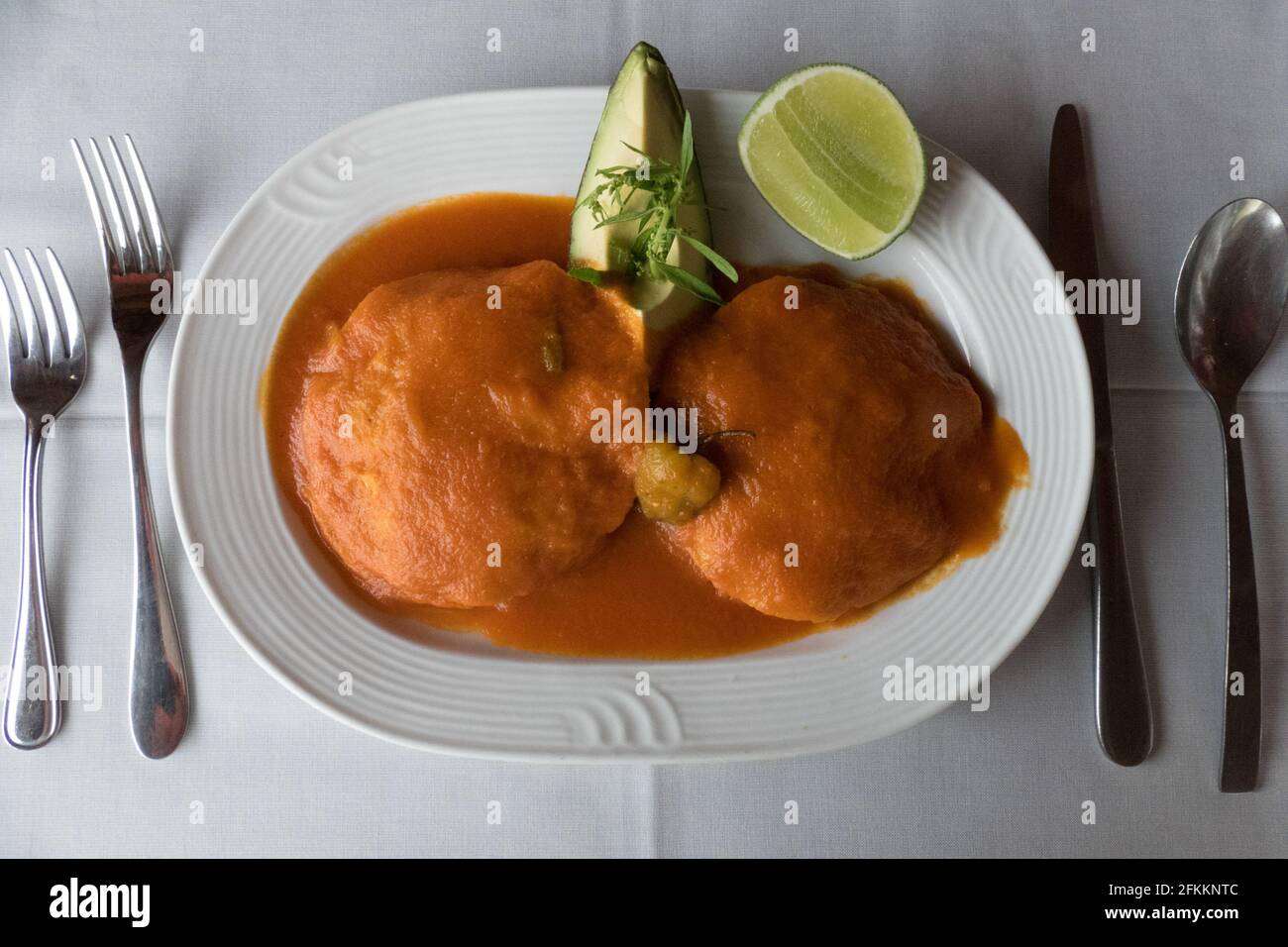 La gastronomía campechana es famosa en México por un platon de sabor agridulce denominado 'pan de cazón', consistente en capas sucesivas de tortillas u Banque D'Images