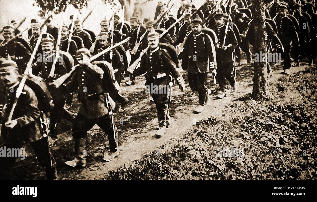 WWI - les soldats allemands défilent par hasard à travers la Belgique. En arrivant dans les villages, ils se sont convertis à la forme de marche d'oie. Banque D'Images