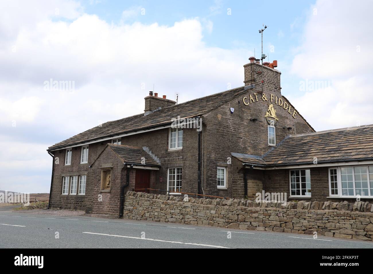 Maison publique et distillerie Cat et Fiddle sur l'A537 Dans Cheshire Banque D'Images