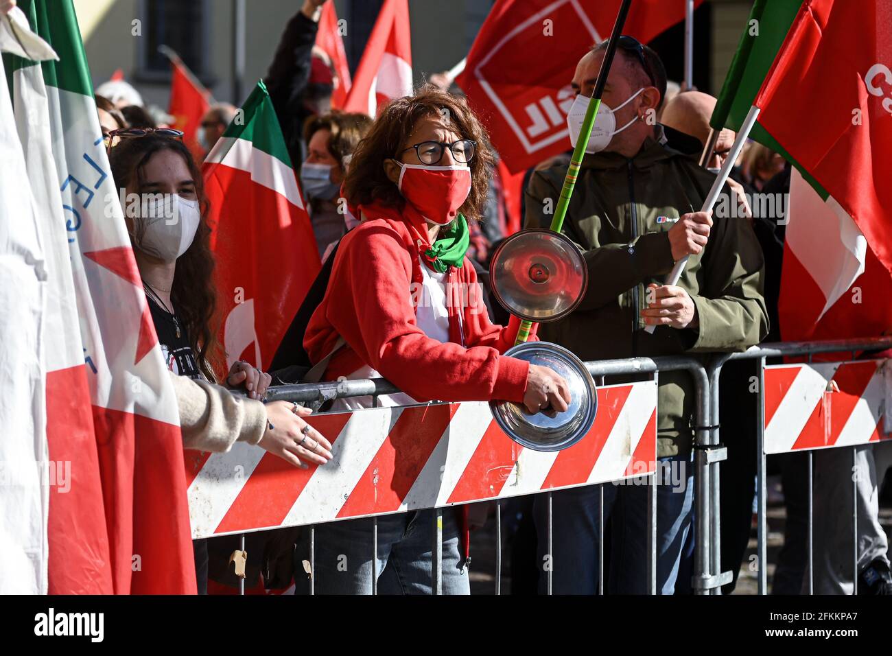 Dongo, Italie. 02 mai 2021. Un manifestant regarde une contre-protestation, des partisans d'extrême droite commémorant la mort de Benito Mussolini et de sa maîtresse Claretta Petacci et d'autres leaders fascistes à Dongo, Italie, le 2 mai 2021 Credit: Piero Cruciatti/Alay Live News Banque D'Images