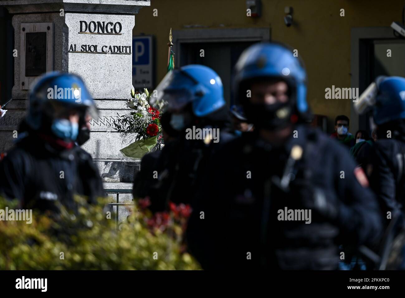 Dongo, Italie. 02 mai 2021. Les policiers portent un casque à l'occasion d'une contre-manifestation, car des partisans d'extrême droite commémorent la mort de Benito Mussolini et de sa maîtresse Claretta Petacci et d'autres dirigeants fascistes à Dongo, Italie, le 2 mai 2021 Credit: Piero Cruciatti/Alay Live News Banque D'Images