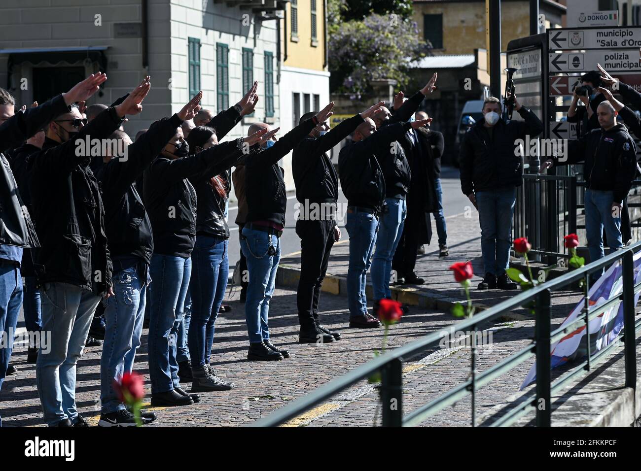 Dongo, Italie. 02 mai 2021. Les partisans d'extrême droite rendent hommage aux romains pour commémorer la mort de Benito Mussolini et de sa maîtresse Claretta Petacci et d'autres leaders fascistes Dongo, Italie, le 2 mai 2021 crédit: Piero Cruciatti/Alamy Live News Banque D'Images