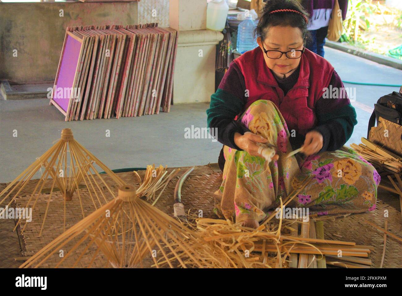 Craftswoman faisant des cadres de parapluie au centre d'artisanat BoSang, Chiang Mai, Thaïlande, Asie Banque D'Images Craftswoman faisant des cadres de parapluie au centre d'artisanat BoSang, Chiang Mai, Thaïlande, Asie Banque D'Images