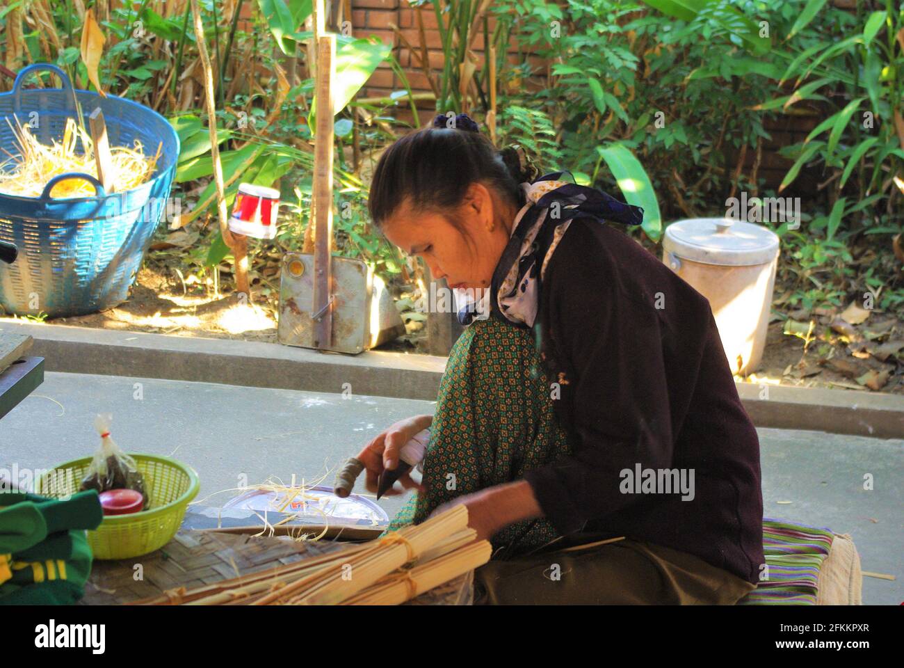 Craftswoman faisant des cadres de parapluie au centre d'artisanat BoSang, Chiang Mai, Thaïlande, Asie Banque D'Images Craftswoman faisant des cadres de parapluie au centre d'artisanat BoSang, Chiang Mai, Thaïlande, Asie Banque D'Images