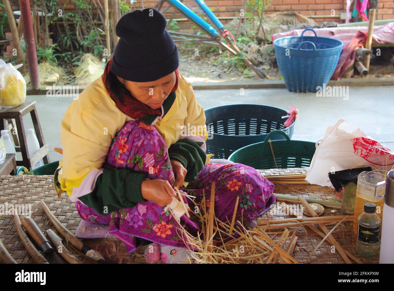 Craftswoman faisant des cadres de parapluie au centre d'artisanat BoSang, Chiang Mai, Thaïlande, Asie Banque D'Images Craftswoman faisant des cadres de parapluie au centre d'artisanat BoSang, Chiang Mai, Thaïlande, Asie Banque D'Images