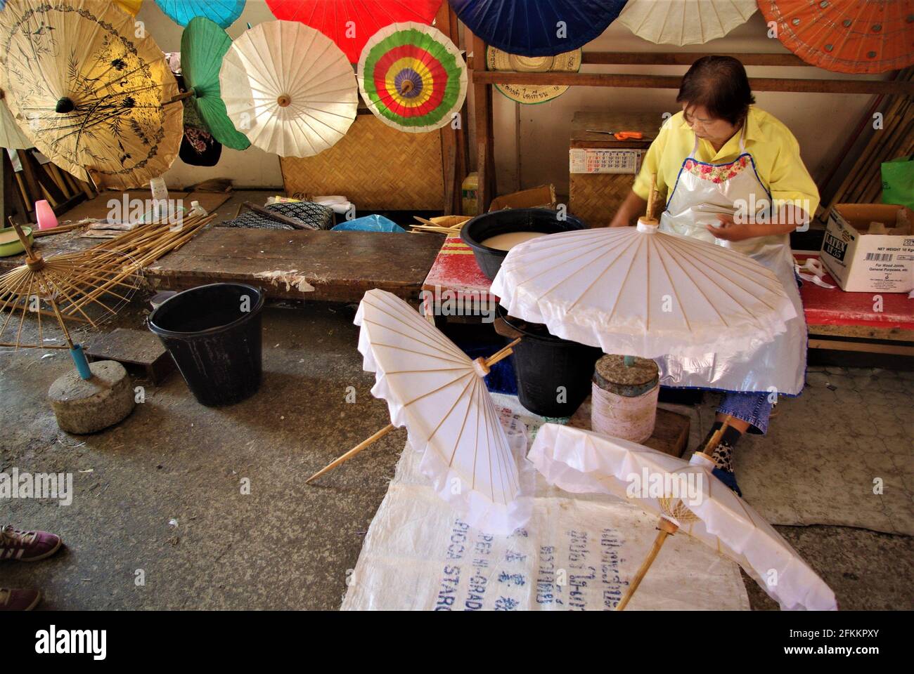 Craftswoman faisant des parapluies au centre d'artisanat BoSang, Chiang Mai, Thaïlande, Asie Banque D'Images Craftswoman faisant des parapluies au centre d'artisanat BoSang, Chiang Mai, Thaïlande, Asie Banque D'Images