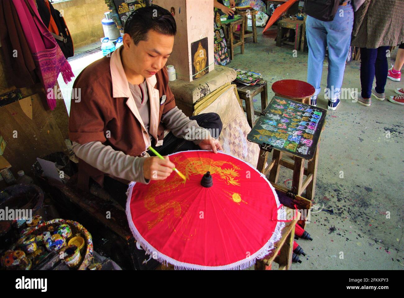 Un artisan décorant un parapluie au centre artisanal BoSang, Chiang Mai, Thaïlande, Asie Banque D'Images Un artisan décorant un parapluie au centre artisanal BoSang, Chiang Mai, Thaïlande, Asie Banque D'Images