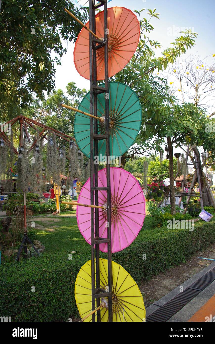 Exposition de parapluies à l'entrée du centre artisanal Bo sang, Chiang Mai, Thaïlande, Asie Banque D'Images Exposition de parapluies à l'entrée du centre artisanal Bo sang, Chiang Mai, Thaïlande, Asie Banque D'Images