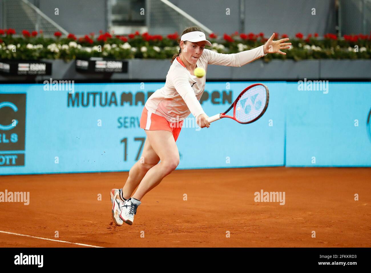 Tamara Zidansek de Slovénie en action lors de son match des femmes  célibataires, deuxième tour, contre Ashleigh Barty d'Australie à l'Open de  Mutua Madrid 2021, tournoi de tennis Masters 1000 le 1er