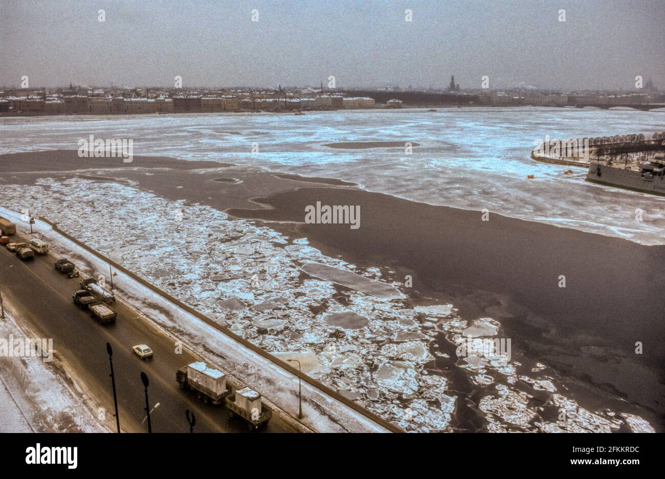 Photos d'archives des années 1990 de la rivière Neva gelée pendant l'hiver à Leningrad. Banque D'Images