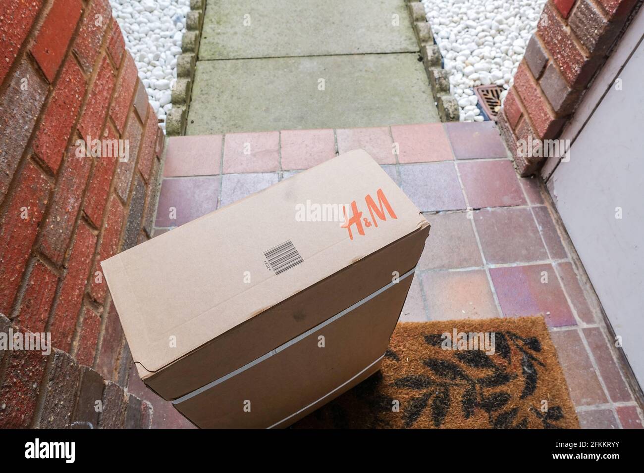 Livraison au détaillant de mode H&M dans une boîte de carton recyclable  Photo Stock - Alamy