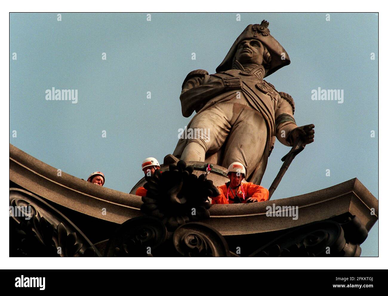 Manifestation de Trafalgar Square. Des manifestants s'assoient au sommet de la colonne de Nelson pour protester contre l'abattage d'arbres dans la forêt tropicale du canada Banque D'Images