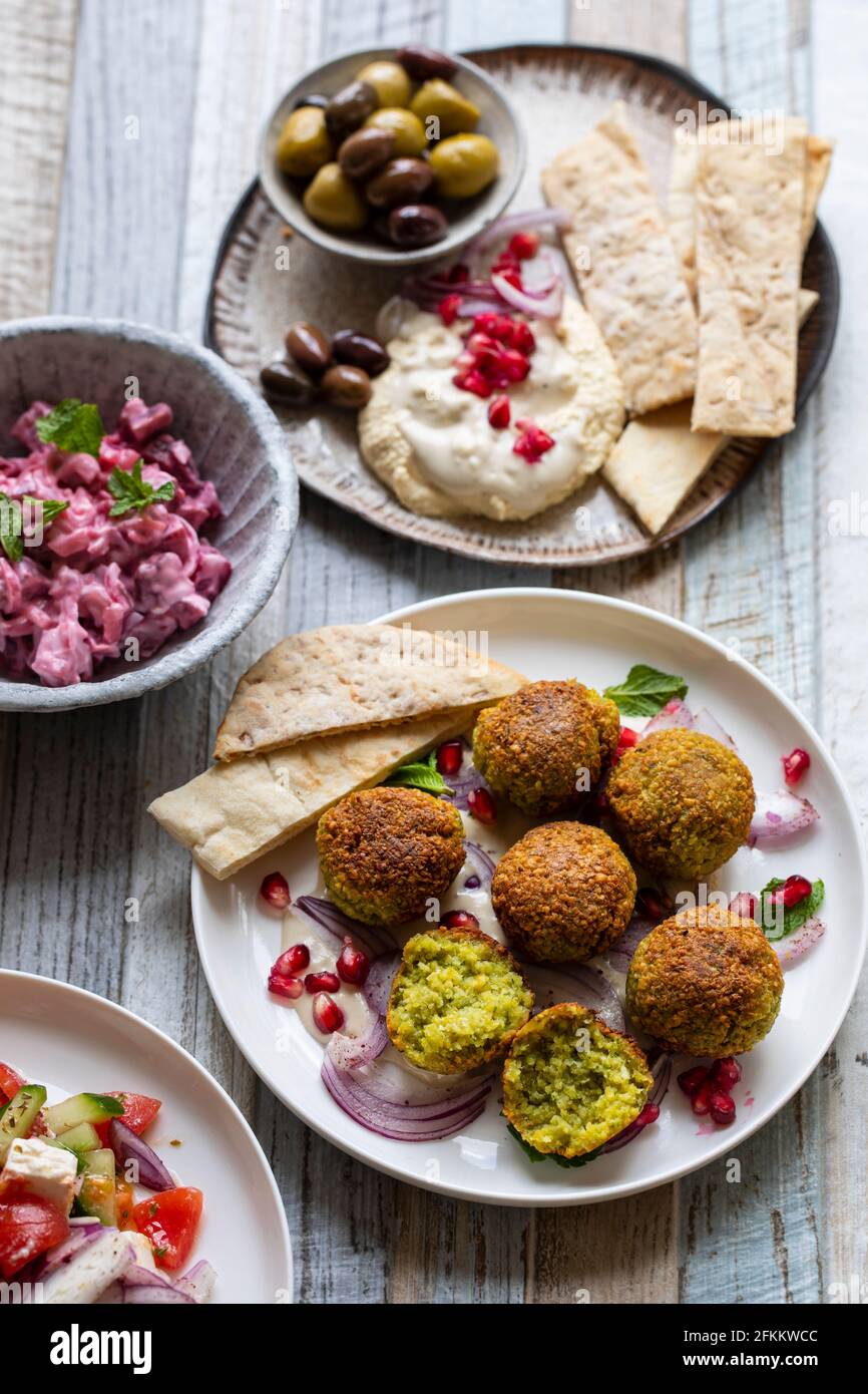 Répartition moyen-orientale avec du falafel, des olives et de la salade de betteraves Banque D'Images