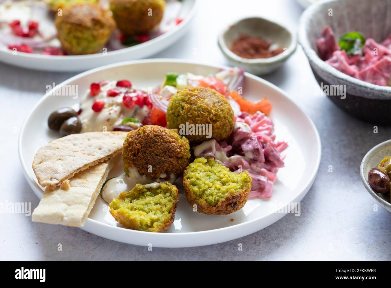 Répartition moyen-orientale avec du falafel, des olives et de la salade de betteraves Banque D'Images