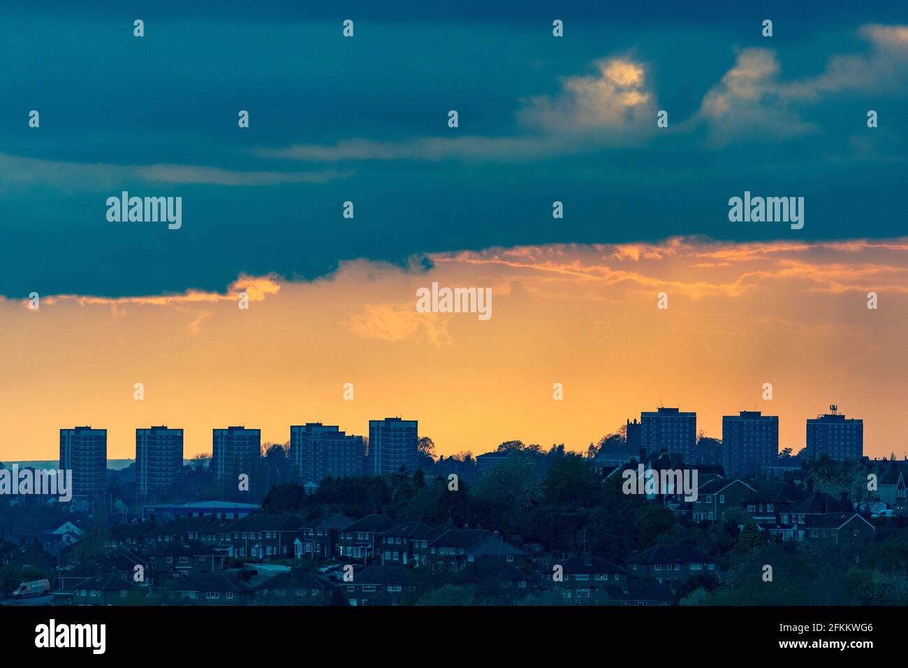 Brierley Hill, West Midlands, Royaume-Uni. 2 mai 2021. Un ciel orange silhouettes blocs d'appartements à Brierley Hill dans le pays noir, West Midlands, comme le soleil se couche. Les prévisions météorologiques du lundi des fêtes de banque sont de fortes pluies et de forts vents dans tout le pays. Peter Lopeman/Alay Live News Banque D'Images