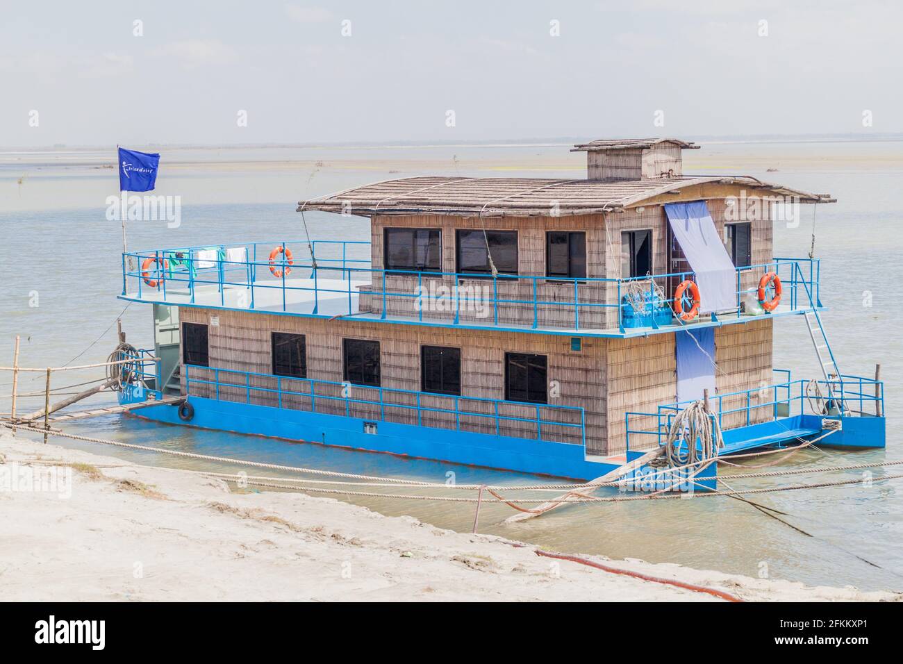 JAMUNA, BANGLADESH - 7 NOVEMBRE 2016 : petit bateau aidant l'hôpital flottant Lifebuoy Friendship à fournir des services de santé aux communautés sur une cha Banque D'Images