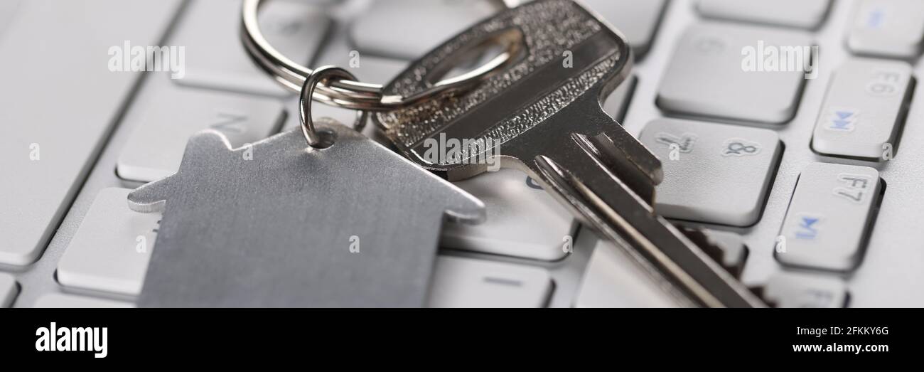 Sur le clavier sont les touches avec le trousseau de la maison Banque D'Images