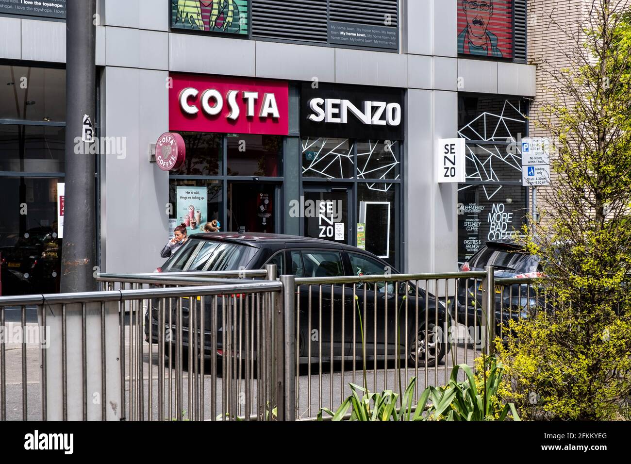 Epsom Surrey Londres, Royaume-Uni, mai 02 2021, Costa Coffee Shop et Senzo High Street Retail Chains, sans personne Banque D'Images