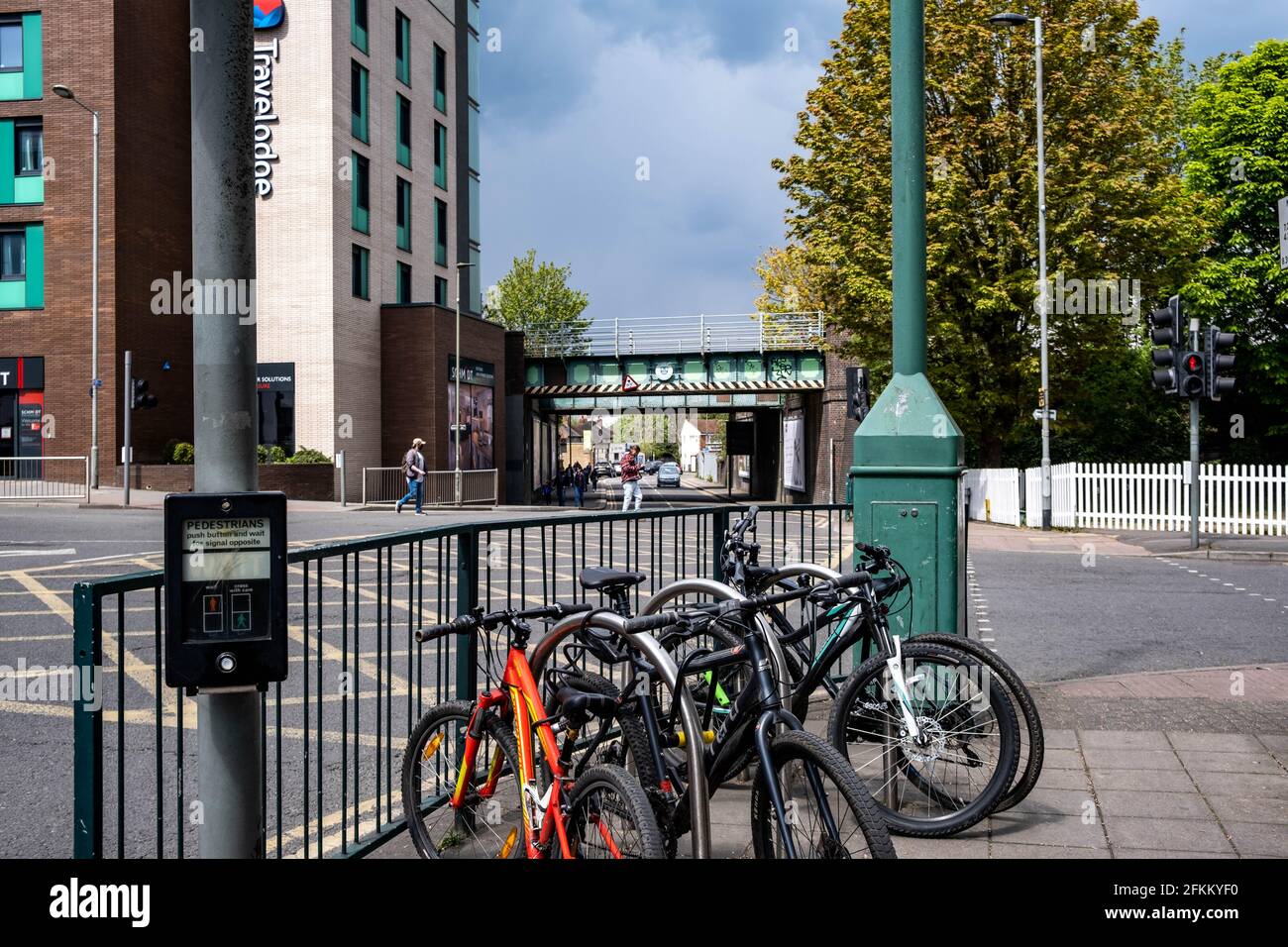 Epsom Surrey Londres, Royaume-Uni, mai 02 2021, Bicylces sans personne enchaîné sur UNE barrière de sécurité à un carrefour de la route principale Banque D'Images