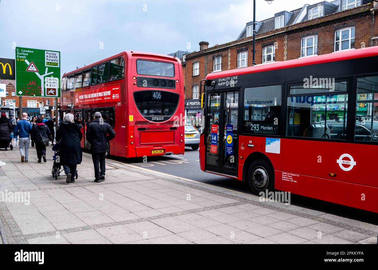 Epsom Surrey Londres, Royaume-Uni, le 02 2021 mai, UN bus simple et double étage ou Decker attendant à UN arrêt de bus pour les passagers avec Shoppers Walking Past Banque D'Images