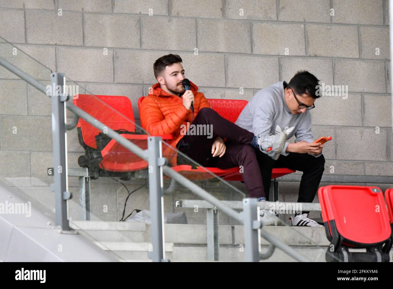 Ystrad Mynach, pays de Galles. 2 mai 2021. L'annonceur du stade lors du match de football féminin entre FA Women's National League Southern Premier Division Cardiff City Dames et FA Women's National League Division One Midlands Boldmere St Michaels Women au CCB Center for Sporting Excellence à Ystrad Mynach, pays de Galles, Royaume-Uni, le 2 mai 2021. Crédit : Duncan Thomas/Majestic Media/Alay Live News. Banque D'Images