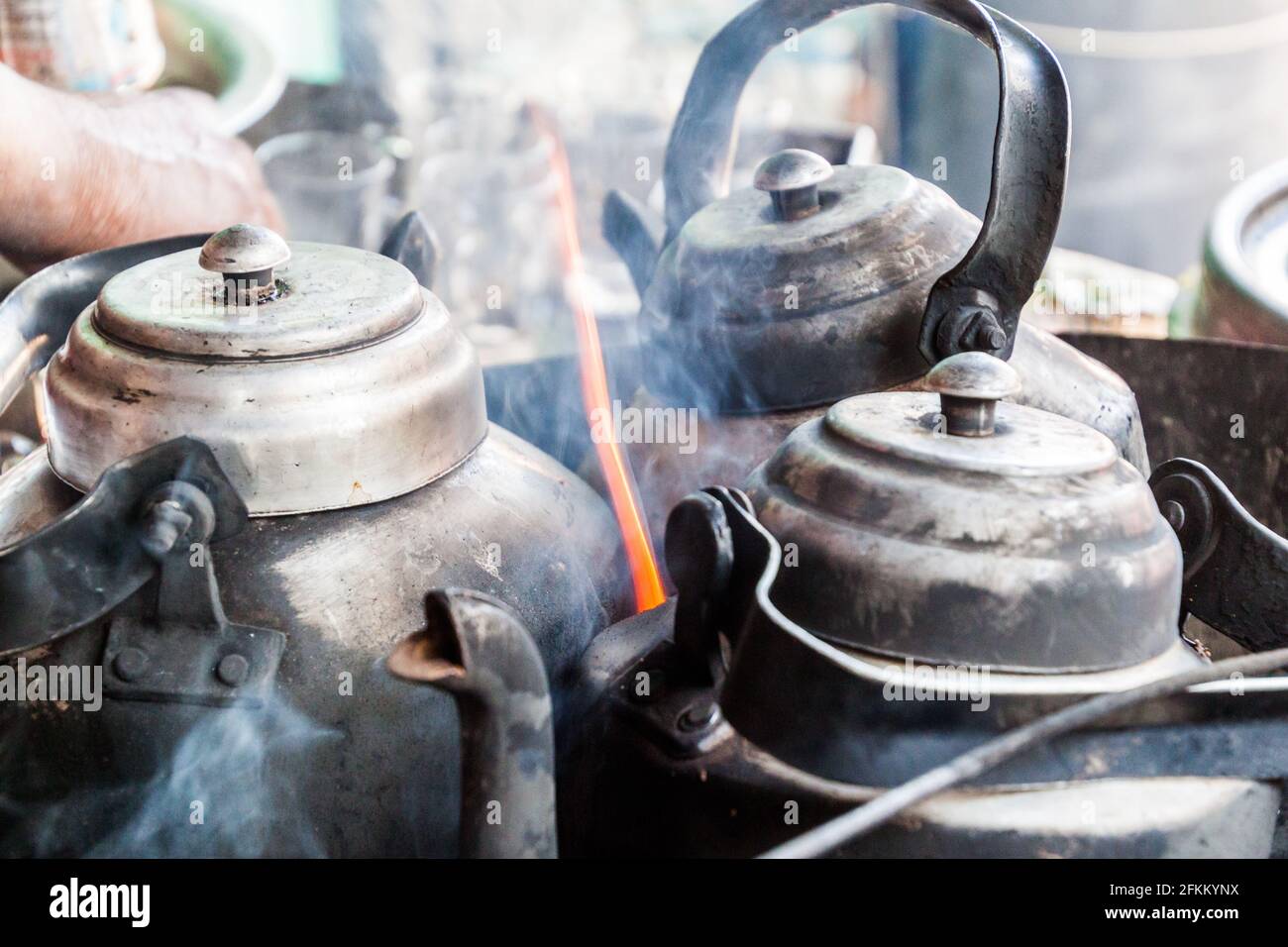 Pots de thé d'un vendeur de thé de rue à Khulna, Bangladesh Banque D'Images