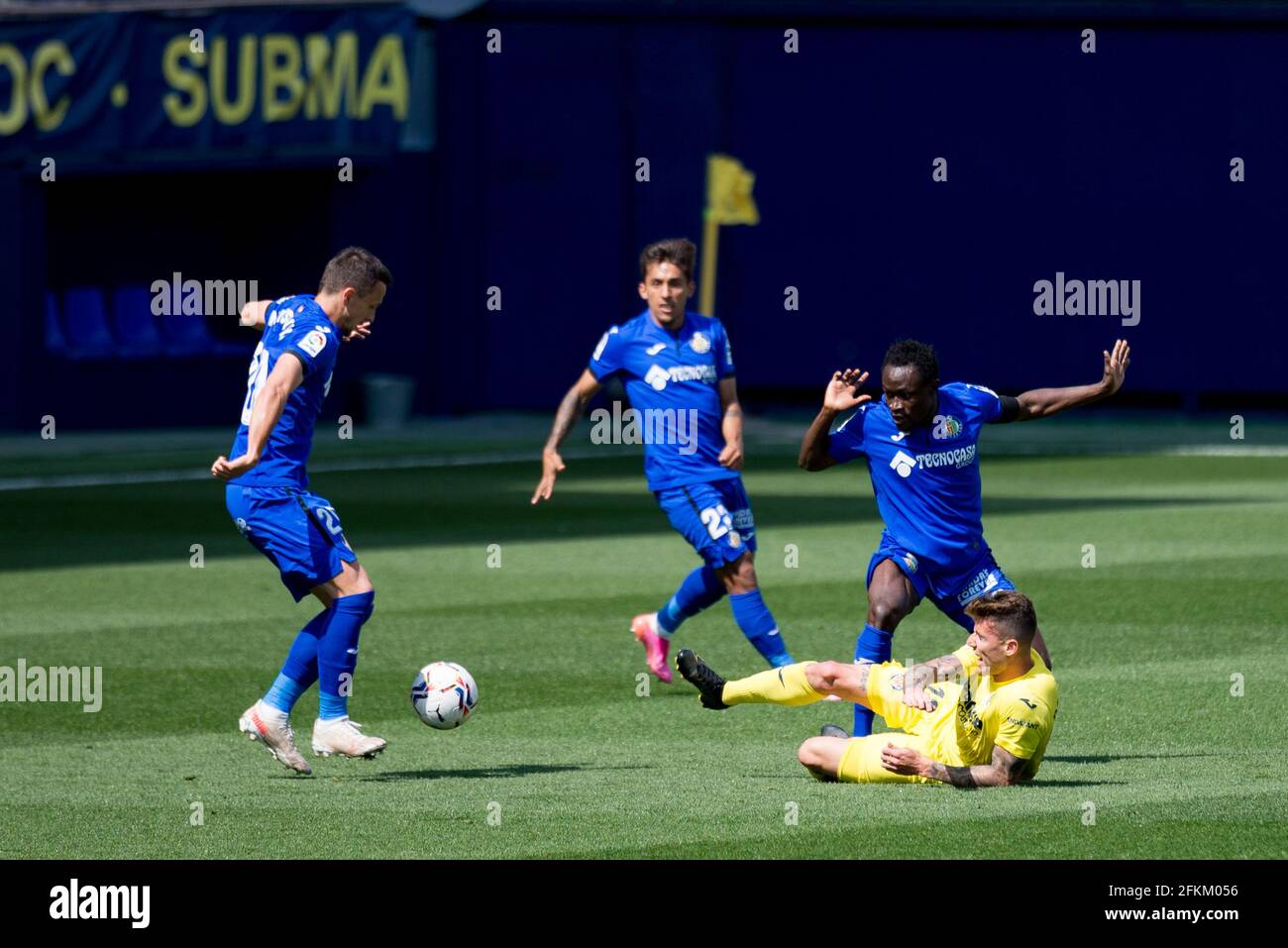 Villarreal, Espagne. 02 mai 2021. Daniel Raba Antolin de Villarreal CF et Nemanja Maksimovic, Damian Nicolas Suarez, Dakonam Ortega Djene de Getafe CF en action pendant le match de football espagnol de la Liga entre Villarreal et Getafe à l'Estadio de la Ceramica. (Note finale; Villarreal CF 1:0 Getafe CF) (photo de Xisco Navarro Pardo/SOPA image/Sipa USA) crédit: SIPA USA/Alay Live News Banque D'Images