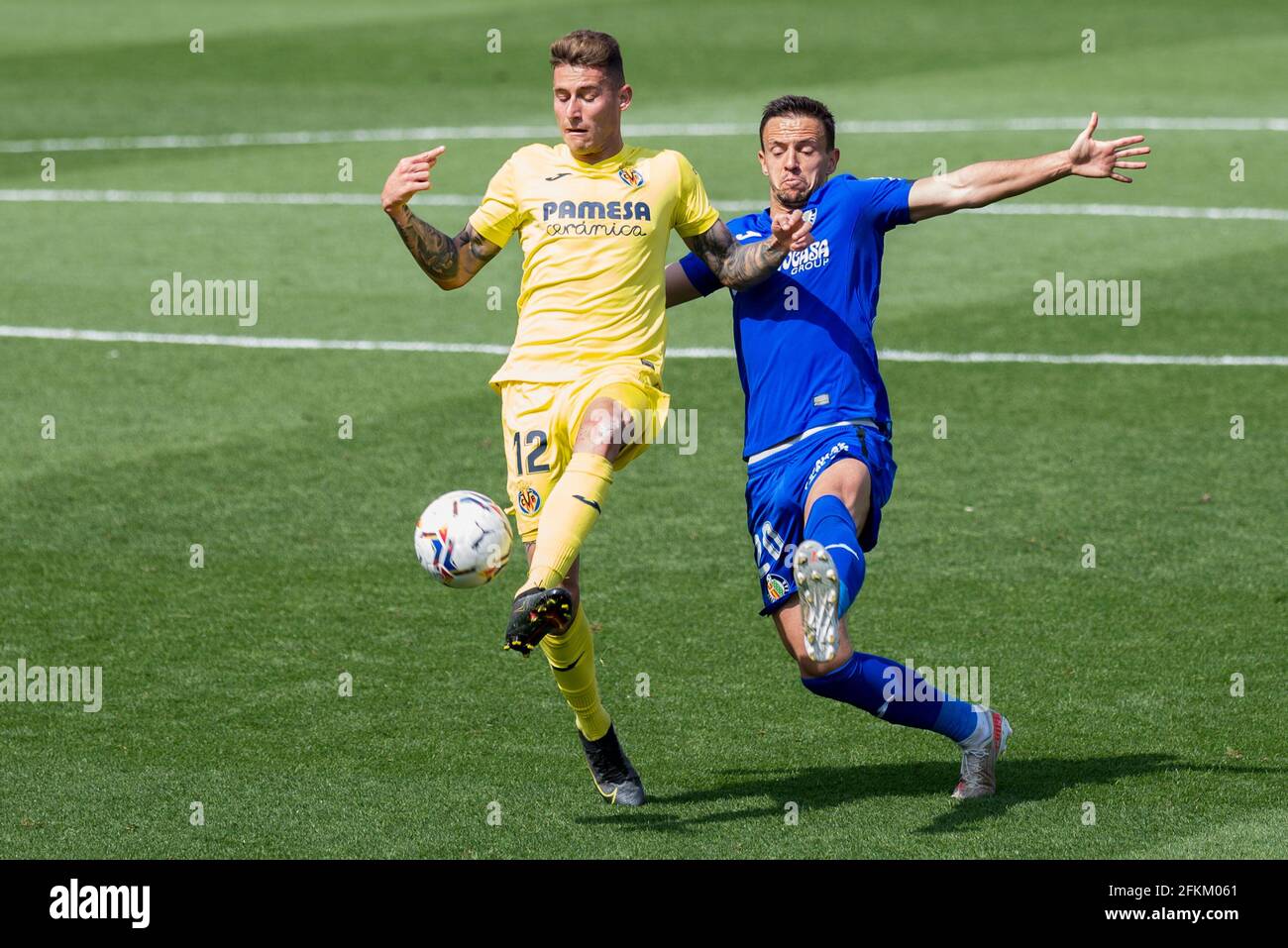Villarreal, Espagne. 02 mai 2021. Daniel Raba Antolin de Villarreal CF et Nemanja Maksimovic de Getafe CF en action pendant le match de football espagnol de la Liga entre Villarreal et Getafe à l'Estadio de la Ceramica. (Note finale; Villarreal CF 1:0 Getafe CF) (photo de Xisco Navarro Pardo/SOPA image/Sipa USA) crédit: SIPA USA/Alay Live News Banque D'Images