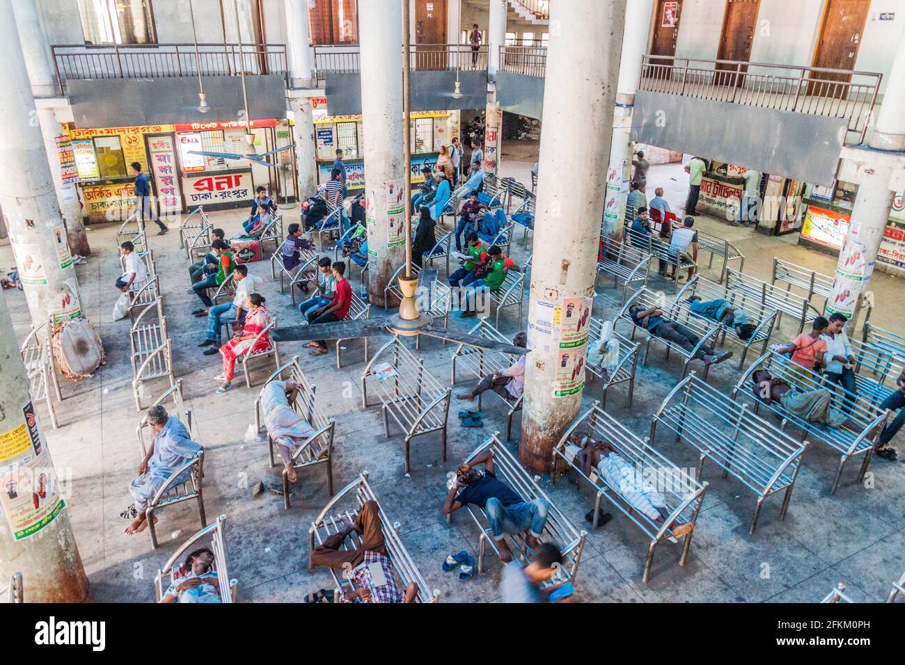 DHAKA, BANGLADESH - 2 NOVEMBRE 2016 : intérieur du terminal d'autobus de Sayedabad à Dhaka. Banque D'Images