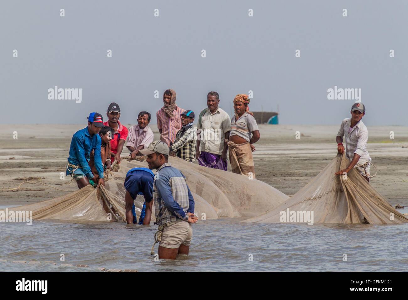 JAMUNA, BANGLADESH - 7 NOVEMBRE 2016 : pêcheurs locaux sur la rivière Jamuna, Bangladesh Banque D'Images