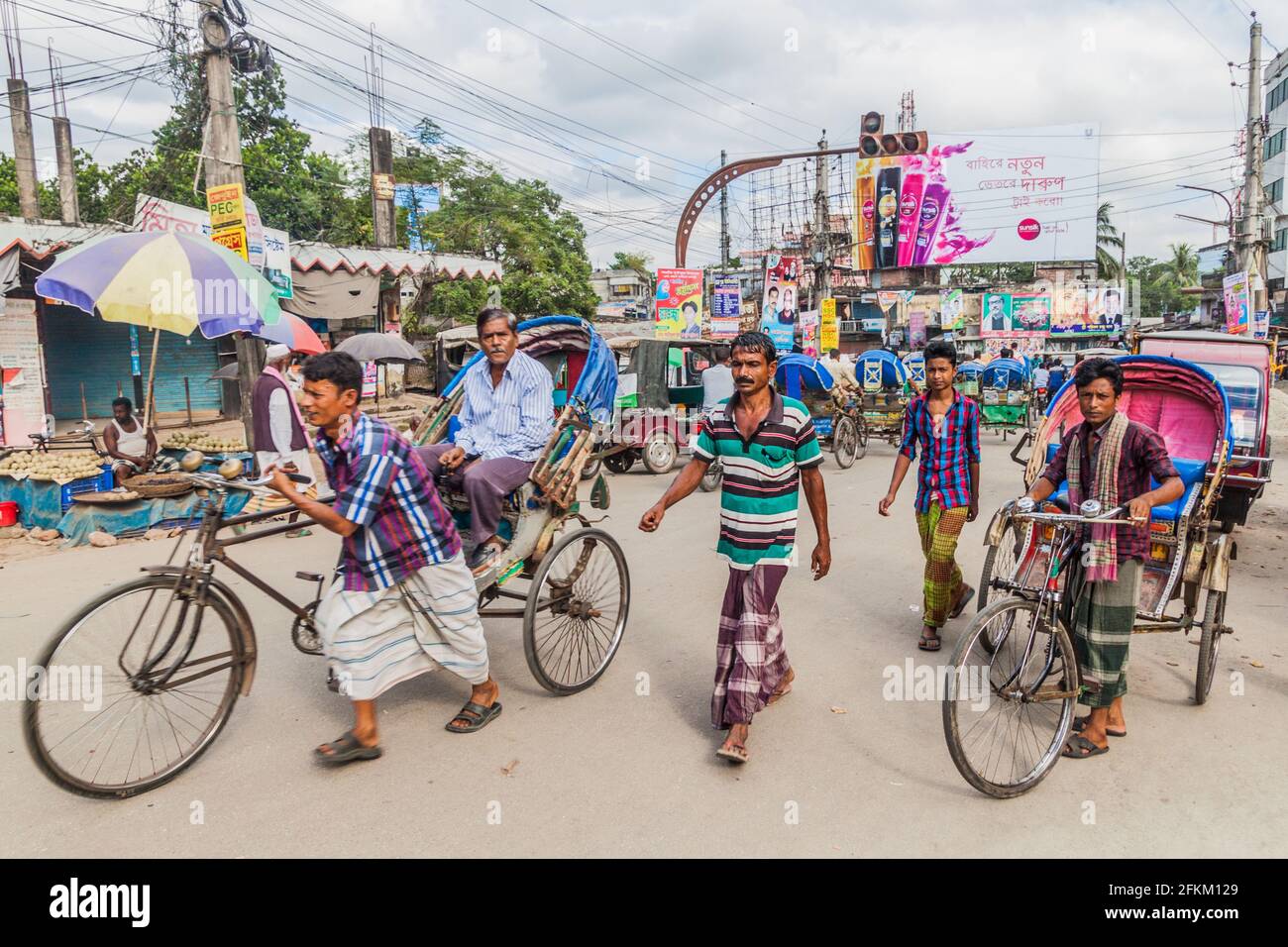 BOGRA, BANGLADESH - 7 NOVEMBRE 2016 : pousse-pousse dans une rue à Bogra, Bangladesh. Banque D'Images