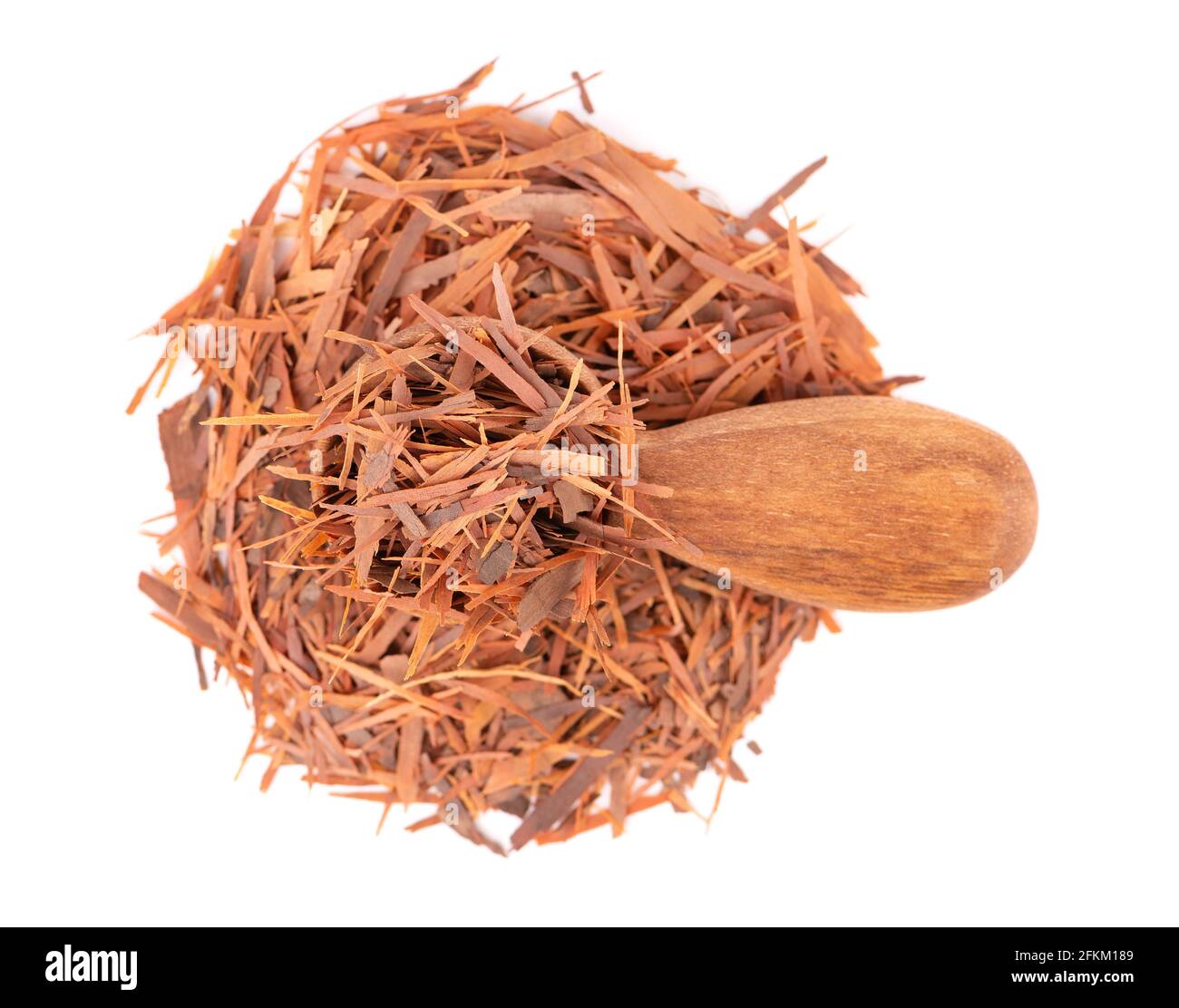 Tisane de Lapacho dans une cuillère en bois, isolée sur fond blanc. Thé sec Taheeboo naturel. Pau d'arco. Tabebuia heptophylla. Vue de dessus. Banque D'Images