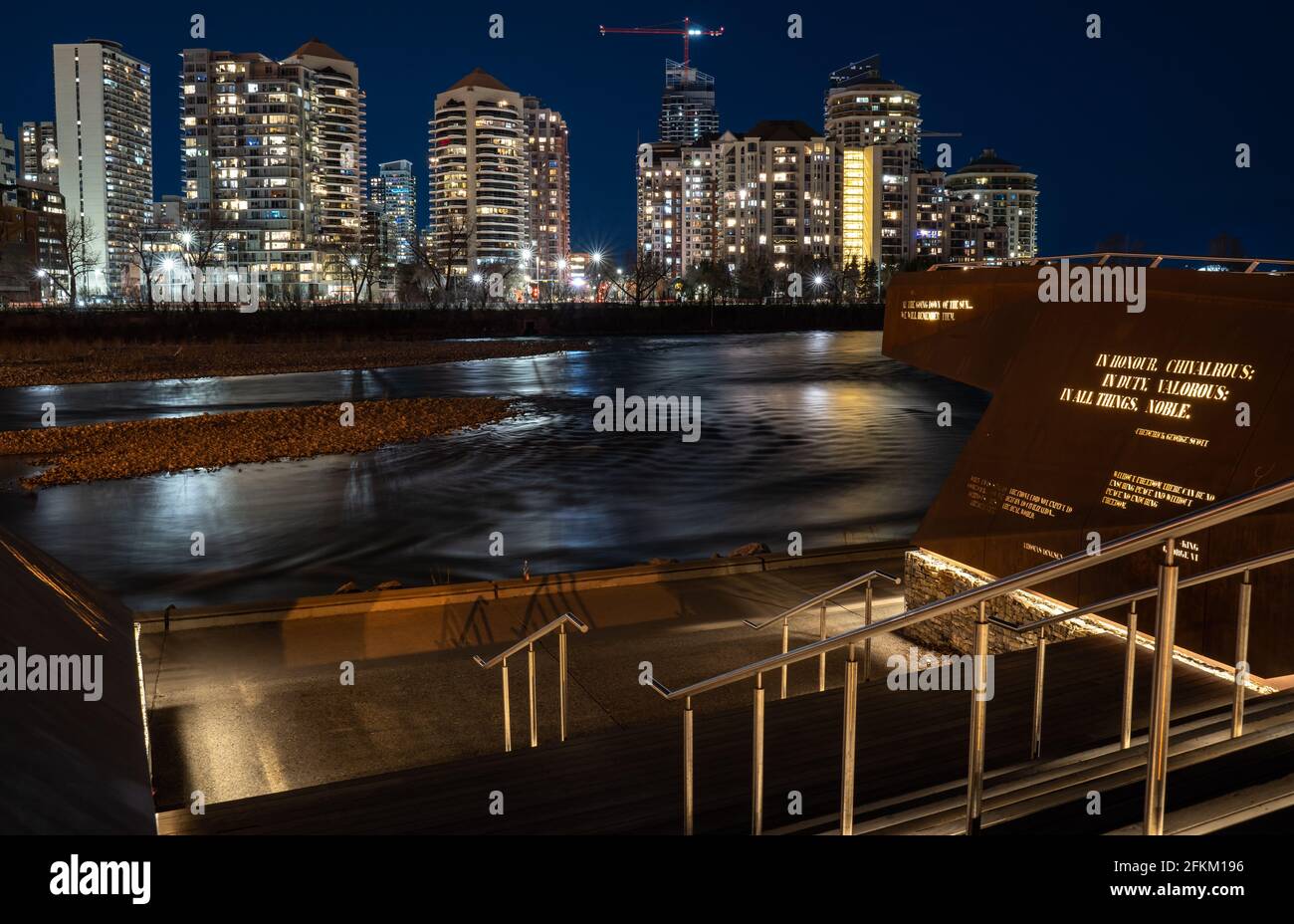 Calgary Alberta Canada, 1er mai 2021 : exposition d'art public sur le front de mer de Memorial Drive surplombant la rivière Bow et le centre-ville de Calgary. Banque D'Images
