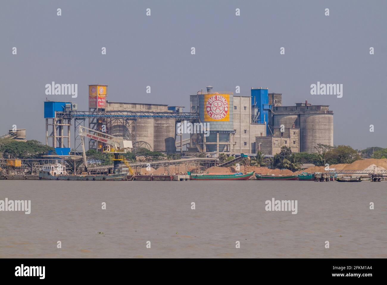 MONGLA, BANGLADESH - 13 NOVEMBRE 2016 : usine de ciment à Mongla Port, Bangladesh Banque D'Images