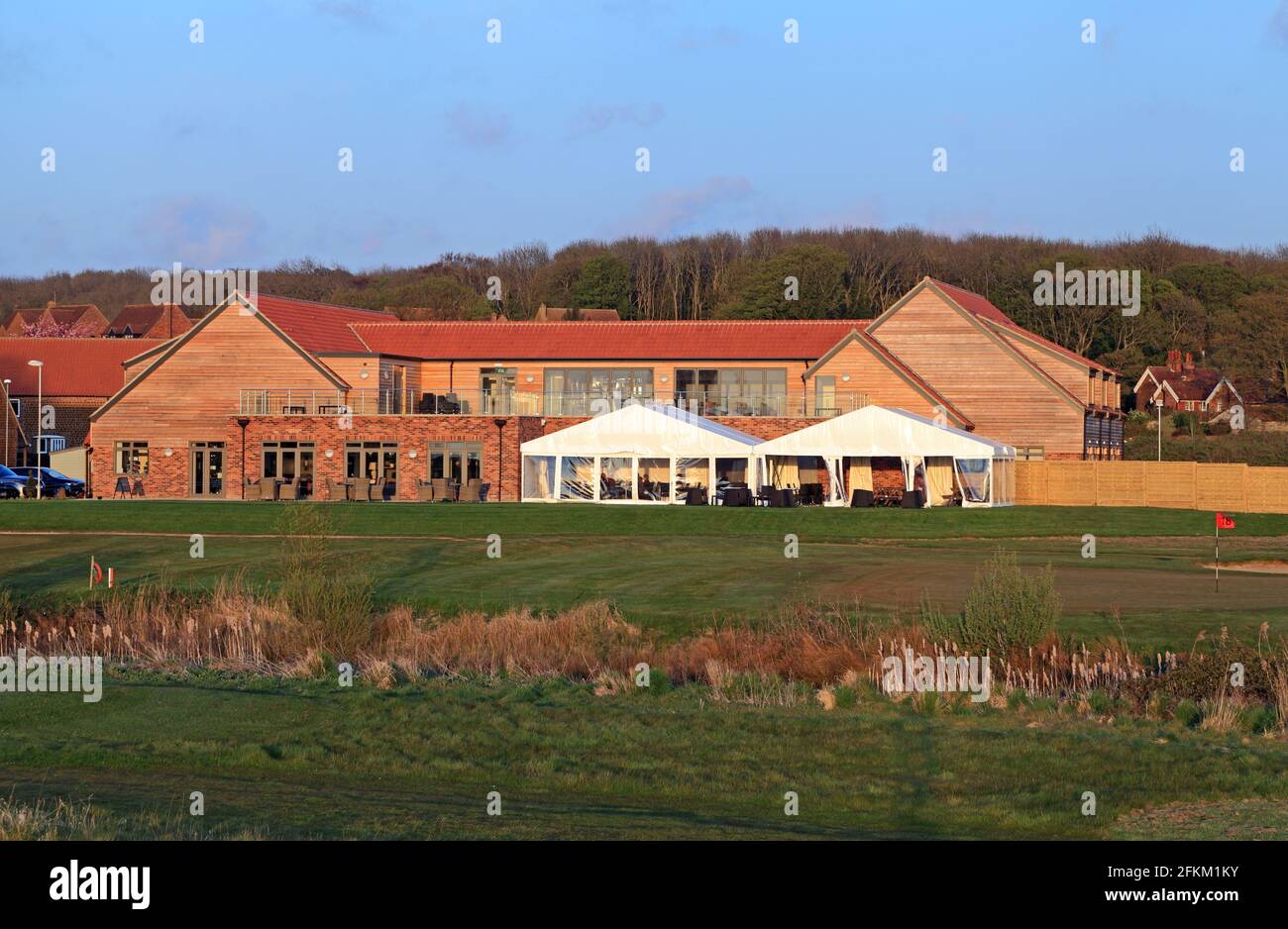 Heacham Manor Hotel, parcours de golf, Club House, terrasse, risque d'eau, pavillon, 18e vert, Norfolk, Angleterre, Royaume-Uni Banque D'Images