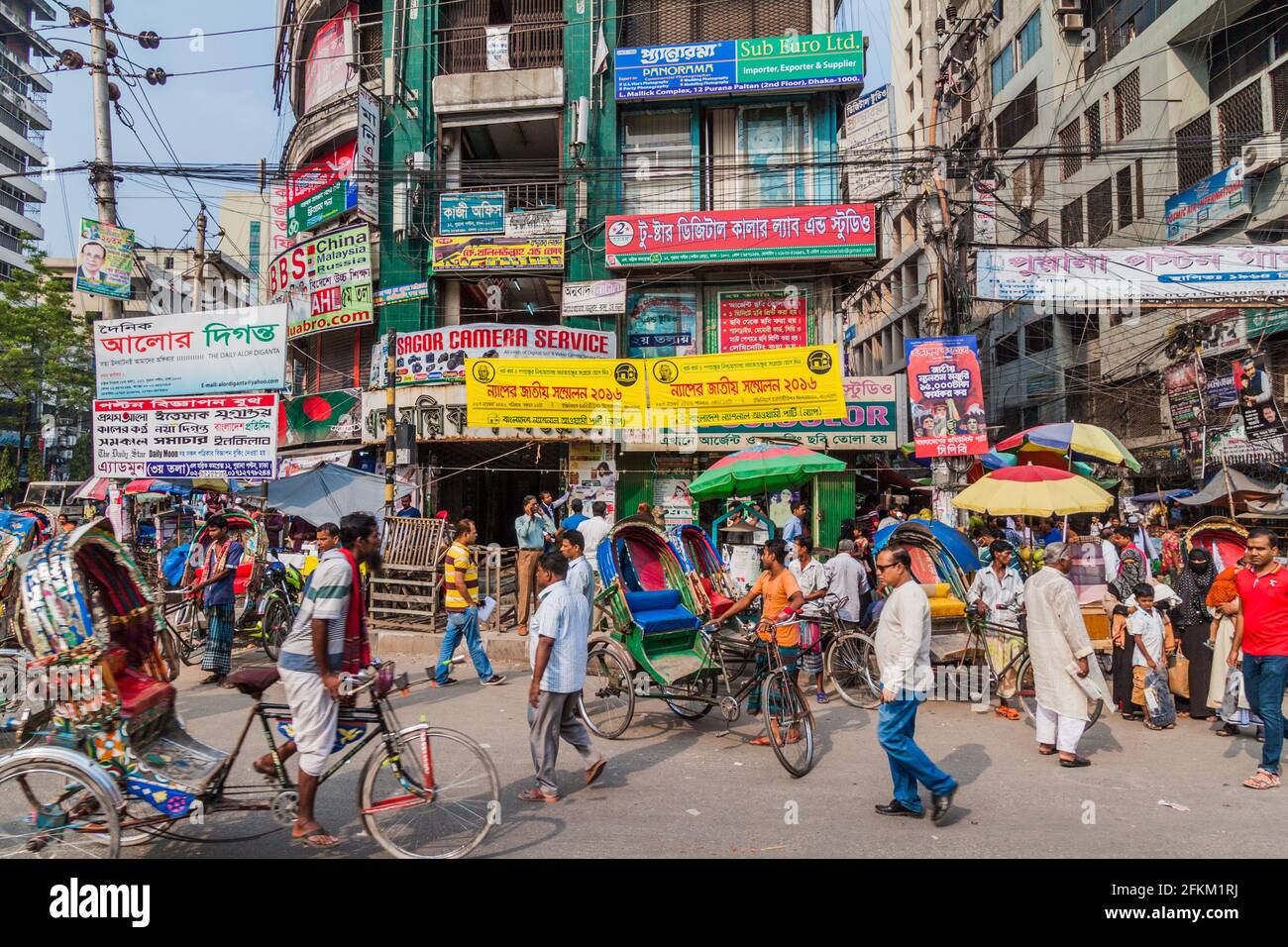 DHAKA, BANGLADESH - 20 NOVEMBRE 2016 : vue sur les rues bondées de Dhaka, Bangladesh Banque D'Images