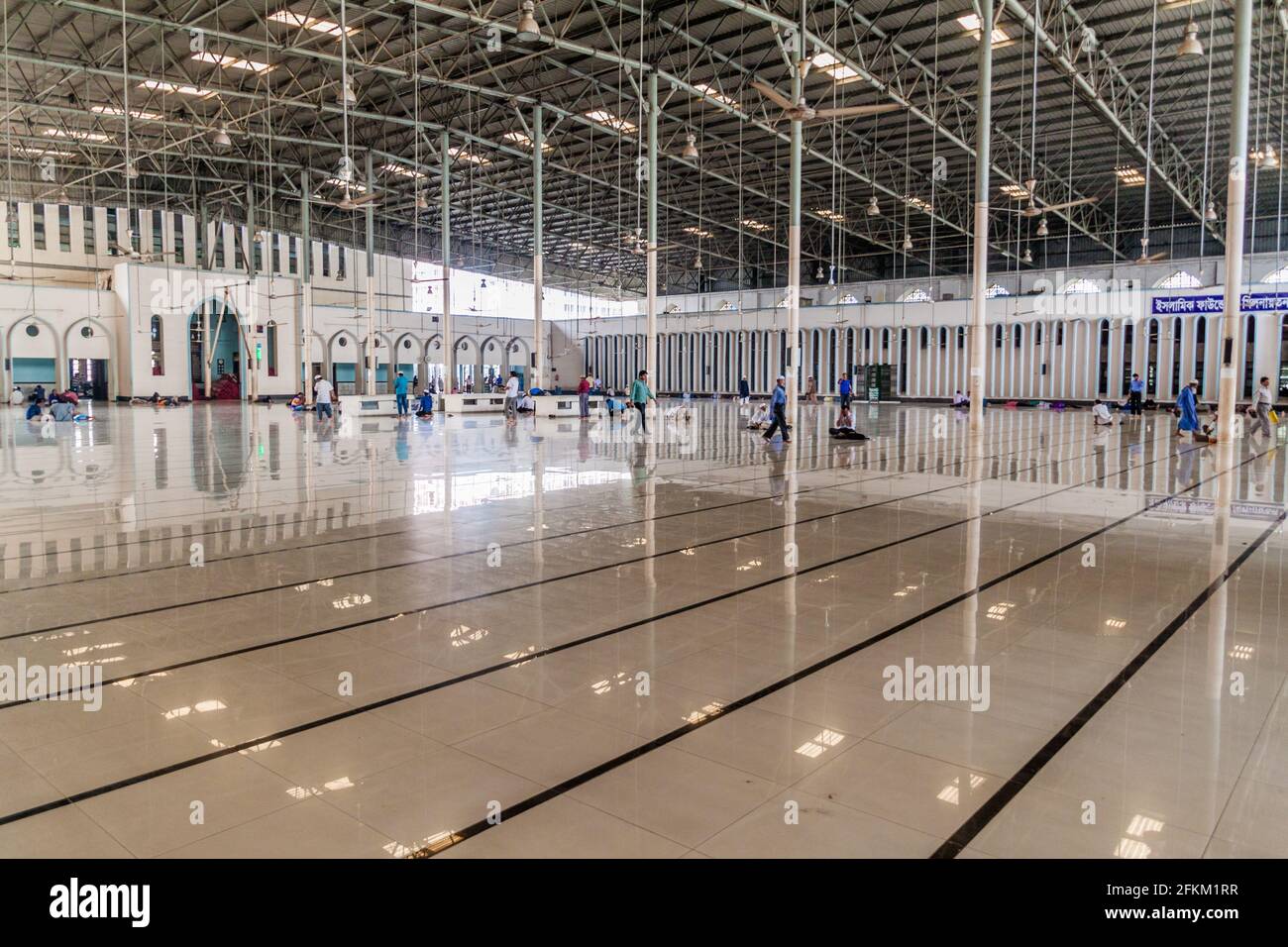 DHAKA, BANGLADESH - 20 NOVEMBRE 2016 : intérieur de la mosquée nationale Baitul Mukarram à Dhaka, Bangladesh Banque D'Images