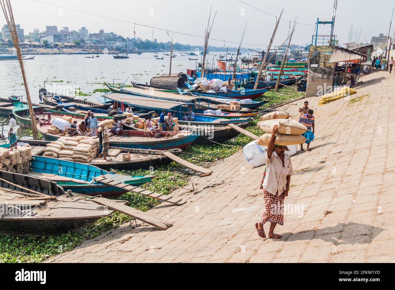 DHAKA, BANGLADESH - 22 NOVEMBRE 2016 : bateaux en bois sur le fleuve Buriganga à Dhaka, Bangladesh Banque D'Images