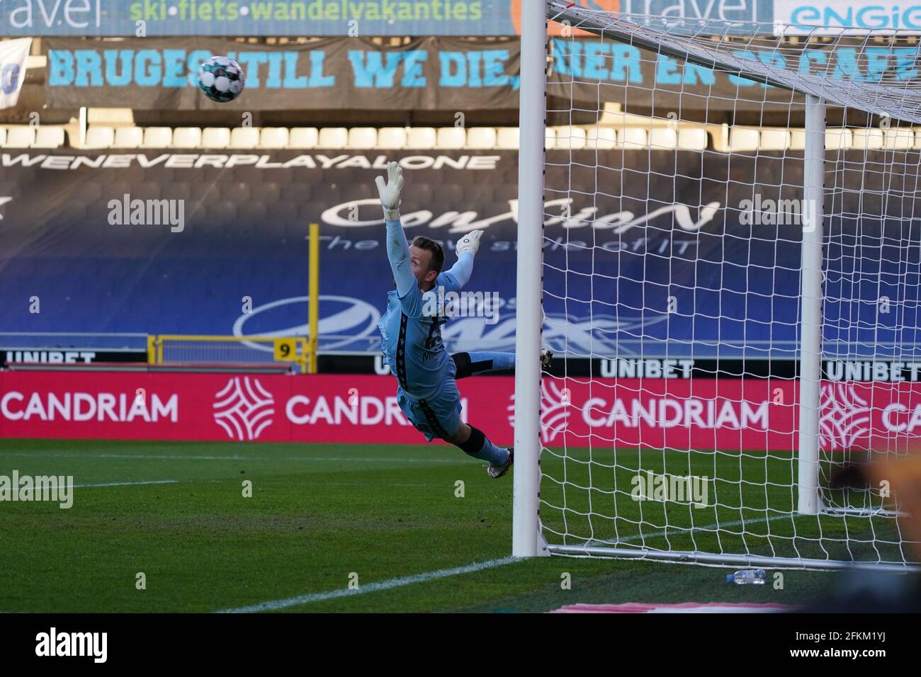 BRUGGE, BELGIQUE - 2 MAI : But de Jacob Bruun Larsen de RSC Anderlecht (non illustré), gardien de but Simon Mignolet du Club Brugge lors du match des éliminatoires du Championnat Jupiler Pro League entre le Club Bruges et Anderlecht au Stade Jan Breydel le 2 mai 2021 à Bruges, Belgique (photo de Jeroen Meuwsen/Orange Pictures) Banque D'Images