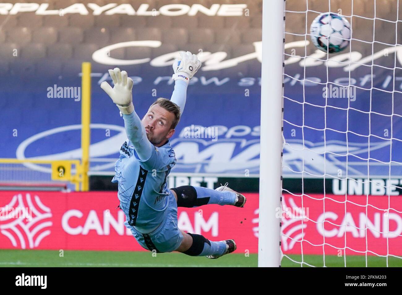 BRUGGE, BELGIQUE - 2 MAI : But de Jacob Bruun Larsen de RSC Anderlecht (non illustré), gardien de but Simon Mignolet du Club Brugge lors du match des éliminatoires du Championnat Jupiler Pro League entre le Club Bruges et Anderlecht au Stade Jan Breydel le 2 mai 2021 à Bruges, Belgique (photo de Jeroen Meuwsen/Orange Pictures) Banque D'Images