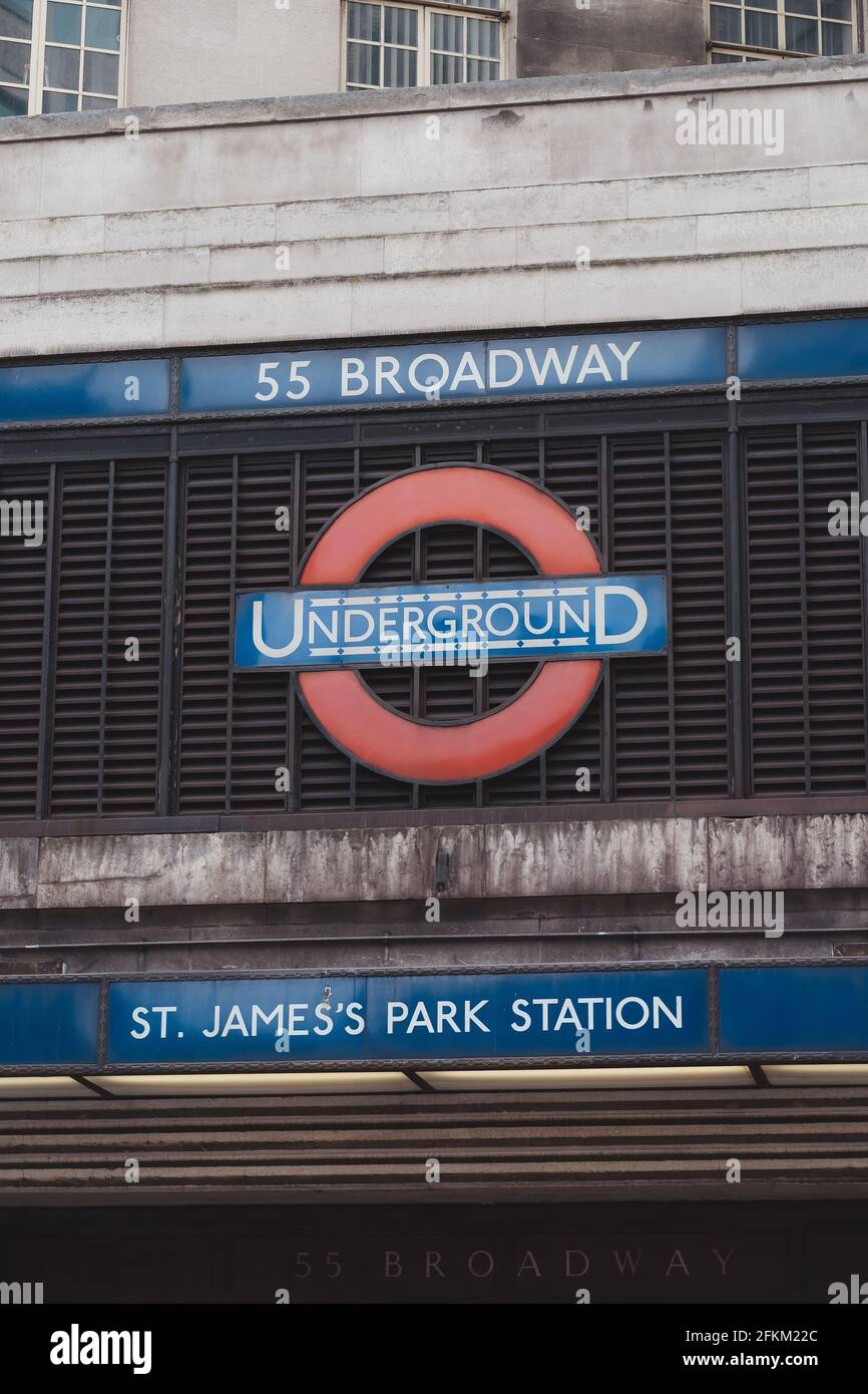 Westminster, Londres | Royaume-Uni - 2021.05.02: L'entrée de la belle vieille station de métro St. James's Park Banque D'Images