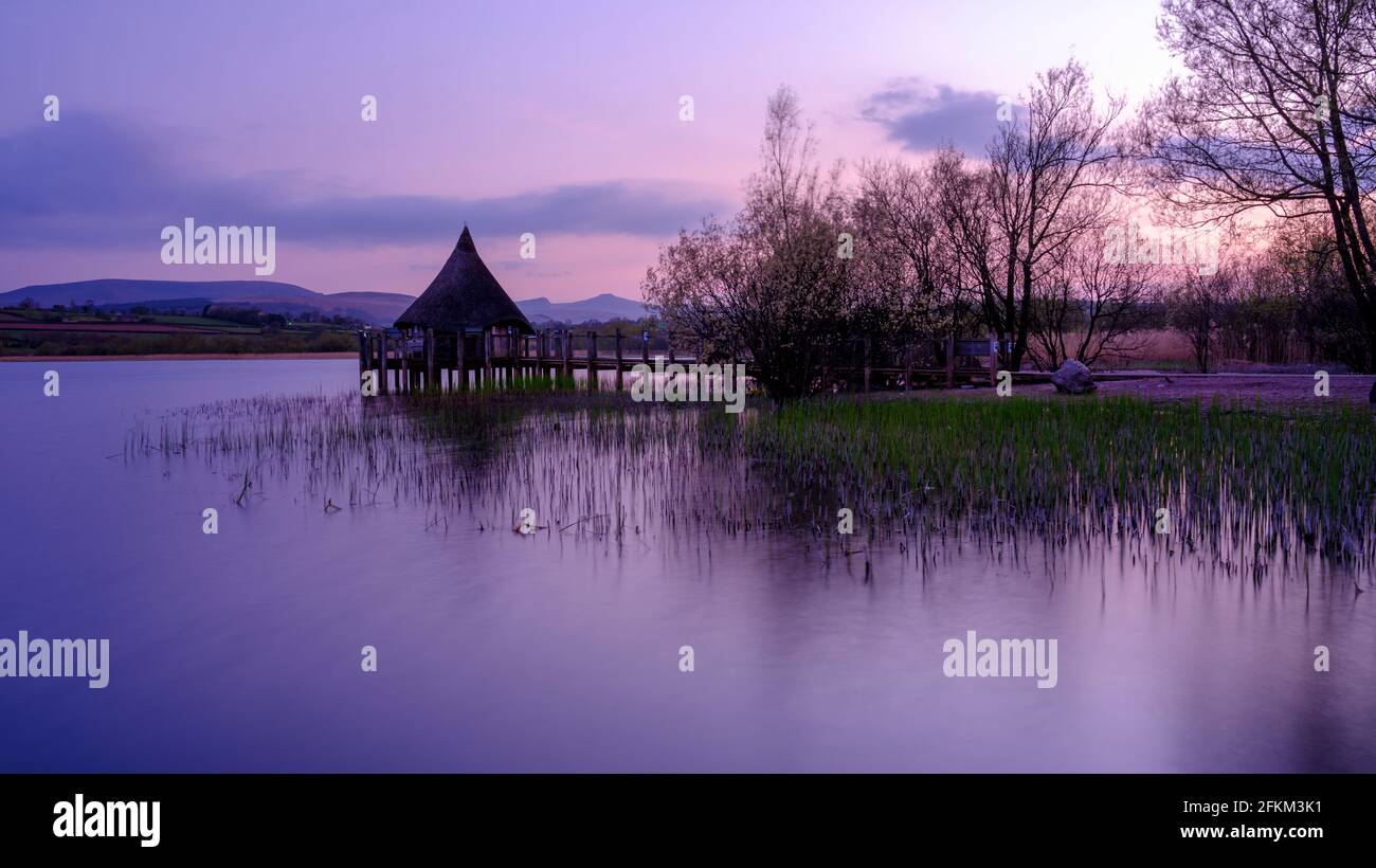 Brecon, Royaume-Uni - avril 21 2021: Vue à l'heure bleue sur le Cranog au lac de Llangors près de Brecon dans les Brecon Beacons, pays de Galles, Royaume-Uni Banque D'Images