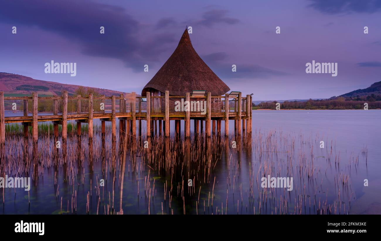 Brecon, Royaume-Uni - avril 21 2021: Vue à l'heure bleue sur le Cranog au lac de Llangors près de Brecon dans les Brecon Beacons, pays de Galles, Royaume-Uni Banque D'Images