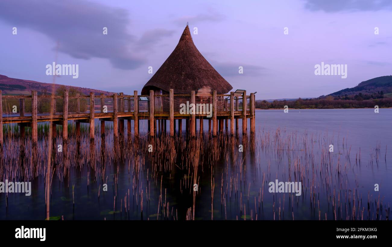 Brecon, Royaume-Uni - avril 21 2021: Vue à l'heure bleue sur le Cranog au lac de Llangors près de Brecon dans les Brecon Beacons, pays de Galles, Royaume-Uni Banque D'Images