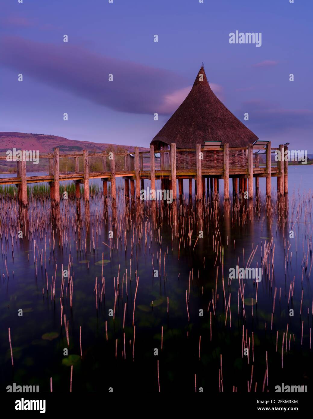 Brecon, Royaume-Uni - avril 21 2021: Vue à l'heure bleue sur le Cranog au lac de Llangors près de Brecon dans les Brecon Beacons, pays de Galles, Royaume-Uni Banque D'Images