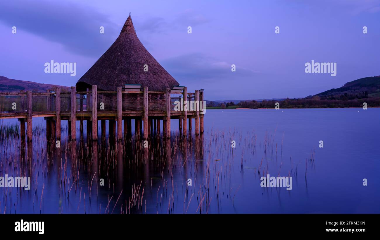 Brecon, Royaume-Uni - avril 21 2021: Vue à l'heure bleue sur le Cranog au lac de Llangors près de Brecon dans les Brecon Beacons, pays de Galles, Royaume-Uni Banque D'Images