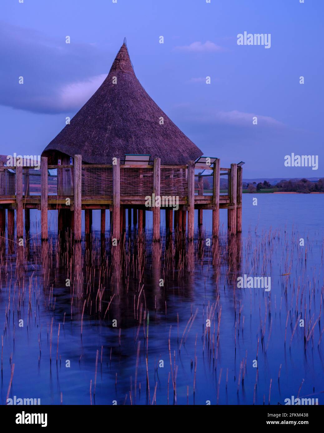 Brecon, Royaume-Uni - avril 21 2021: Vue à l'heure bleue sur le Cranog au lac de Llangors près de Brecon dans les Brecon Beacons, pays de Galles, Royaume-Uni Banque D'Images