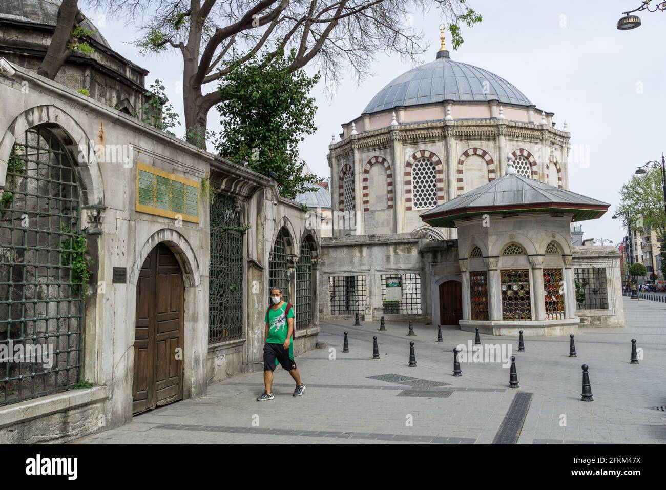 Les touristes ont apprécié le temps chaud près du quartier historique de Sultanahmet le 3ème jour du couvre-feu en raison de l'épidémie de coronavirus à Fatih, Istanbul. Banque D'Images
