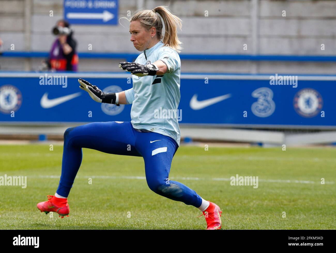 Kingston upon Thames, Royaume-Uni. 1er février 2018. KINGSTON UPON THAMES, Royaume-Uni, MAI 02: Chelsea Dames Carly Telford pendant l'échauffement avant-match pendant la demi-finale de la Ligue des champions des femmes 2e jambe entre Chelsea Women et FC Bayern MŸnchen Dames à Kingsmeadow, Kingston upon Thames le 02 mai 2021 crédit: Action Foto Sport/Alay Live News Banque D'Images